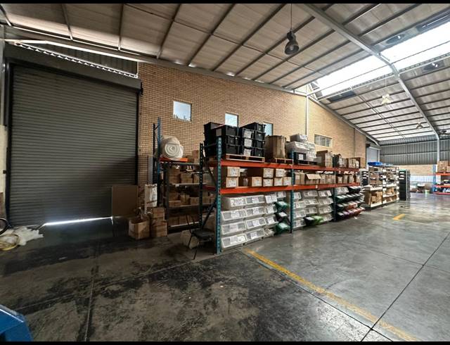 1,112M² WAREHOUSE TO LET IN NORTH RIDING